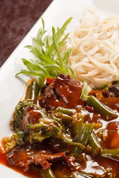 Udon mit Fleisch und Gemüse — Stockfoto