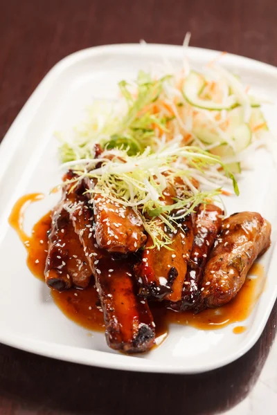 Grilled ribs with salad — Stock Photo, Image