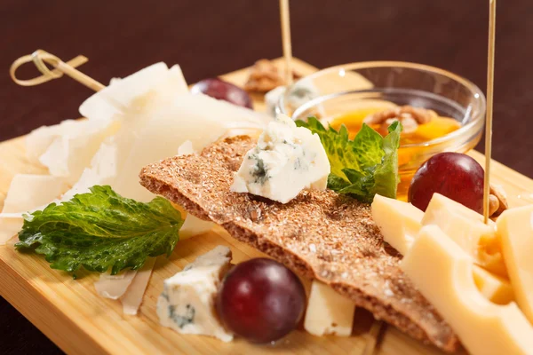 Prato de queijo com uvas e mel — Fotografia de Stock