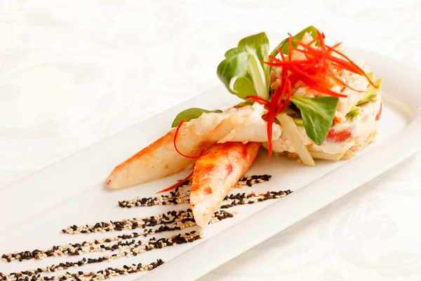 Crabe du Kamchatka avec salade — Photo