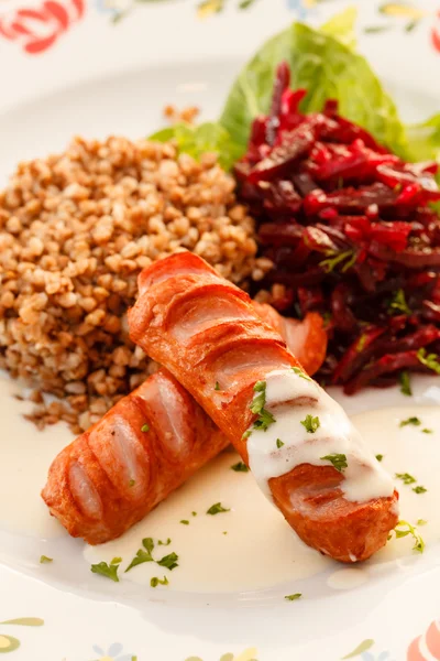 Grano saraceno con salsiccia e insalata — Foto Stock