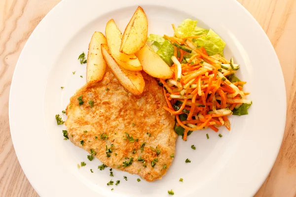 Schnitzel com batatas — Fotografia de Stock