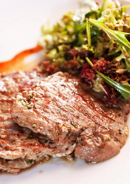 Bife com salada — Fotografia de Stock