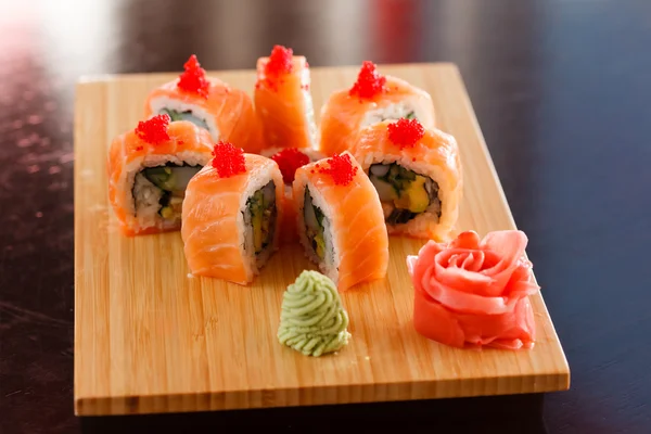 Sushi sur la planche de bois — Photo