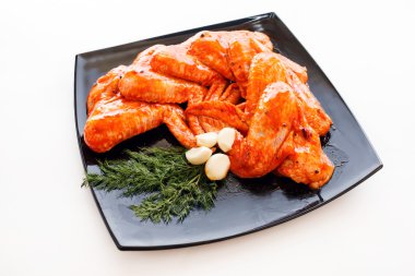 Çiğ tavuk kanadı.