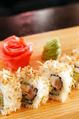 Suşi ahşap tahta üzerinde