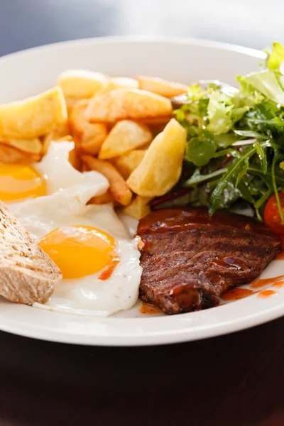 Steak s vejci a zeleninou — Stock fotografie