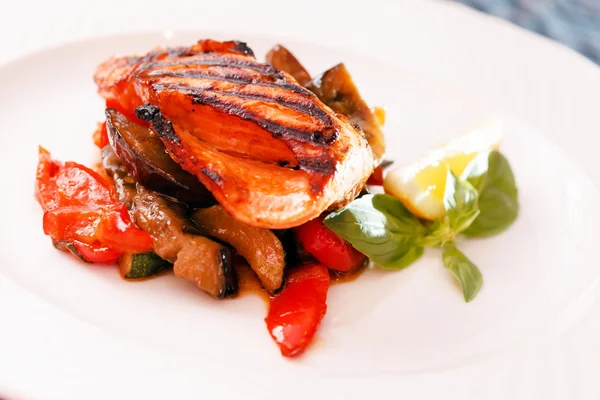 Salmon steak with vegetables — Stock Photo, Image