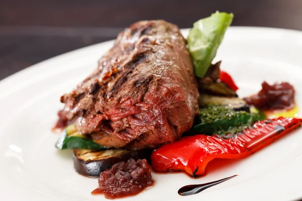 Grilled steak with vegetables — Stock Photo, Image