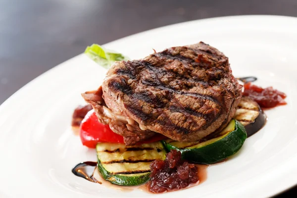 Grilled steak with vegetables — Stock Photo, Image