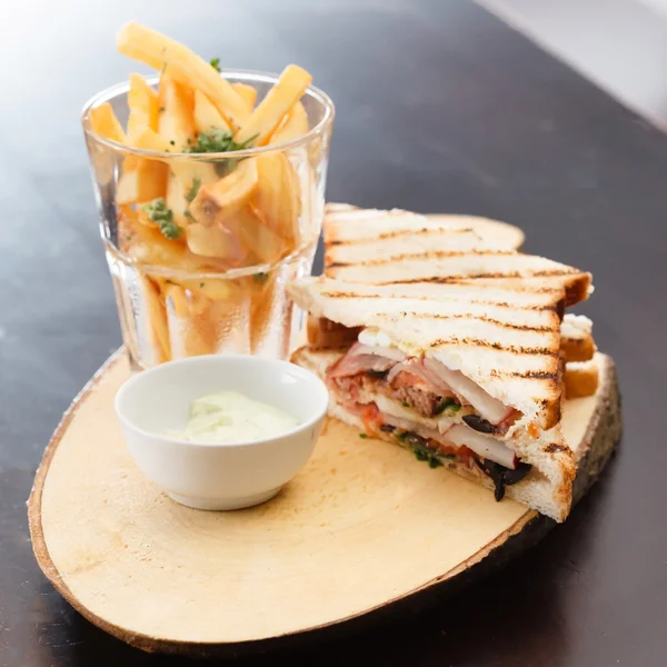 Sandwich met frietjes — Stockfoto