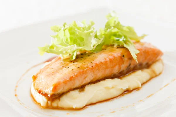 Bife de salmão com puré de batata — Fotografia de Stock