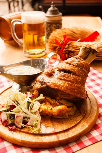 기른 양배추 , 샐러드 및 맥주와 함께 있는 이스 빈 — 스톡 사진