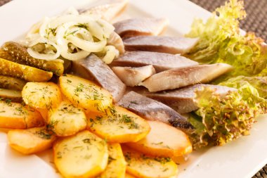 ringa balığı dilim haşlanmış patates ile