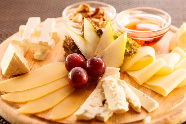 Placa de queso con uvas — Foto de Stock