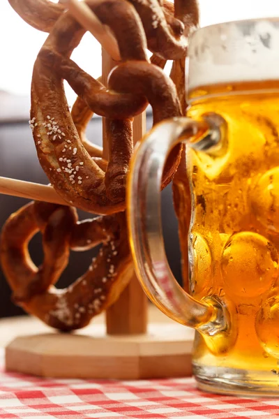 맥주와 함께 독일 꽈 배기 빵 — 스톡 사진
