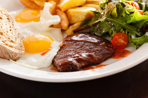Steak s vejci a zeleninou — Stock fotografie