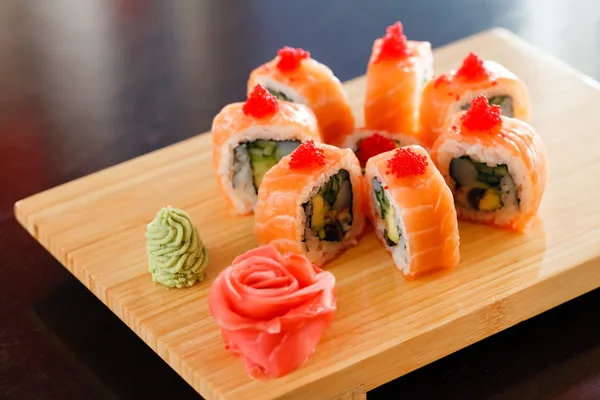 Sushi op het houten bord — Stockfoto