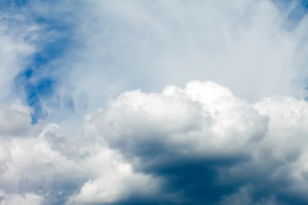 Wolken op blauwe lucht — Stockfoto