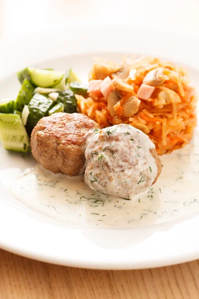 Meatballs with cabbage — Stock Photo, Image
