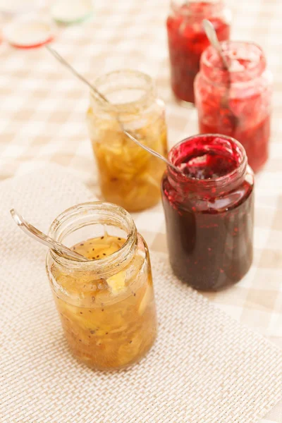 Confiture de fruits dans des pots — Photo