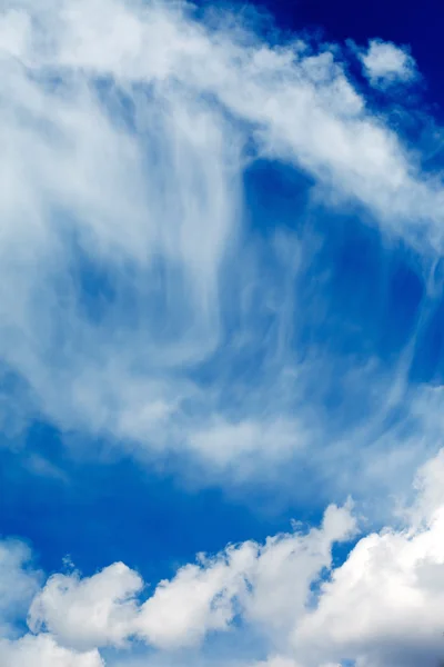 Witte wolken — Stockfoto