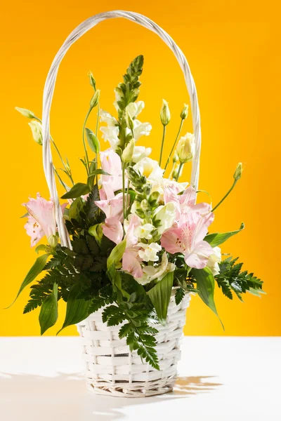 Blumen im Korb — Stockfoto