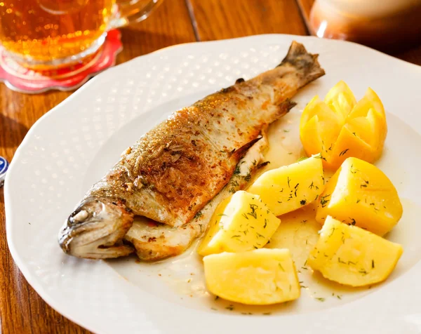 Pescado con patatas — Foto de Stock