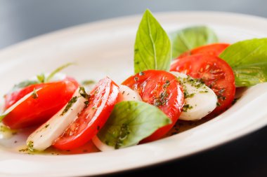 domates ve mozzarella ile fesleğen yaprağı