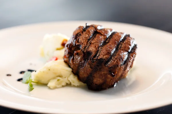 Steak mit Kartoffelpüree — Stockfoto