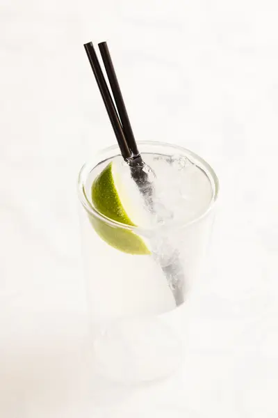 Cocktail con lime — Foto Stock