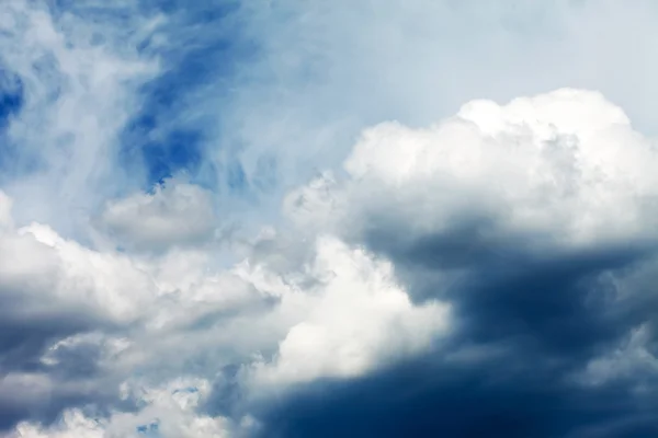 Тучи на голубом небе — стоковое фото