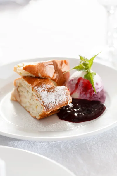 Tarta de manzana con helado — Foto de Stock