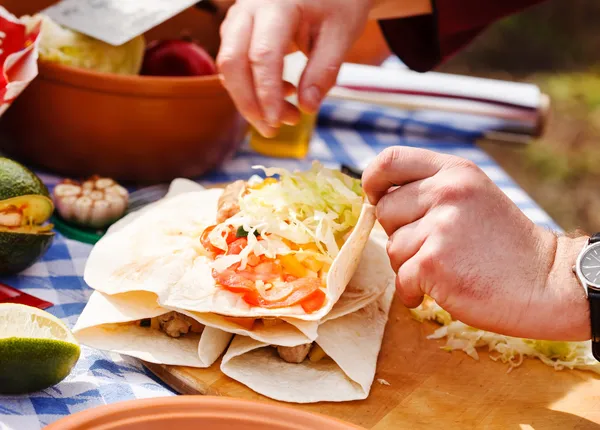 Chef haciendo tortilla —  Fotos de Stock