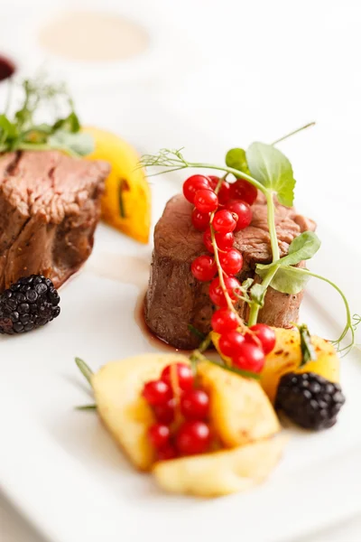 Steak with fresh berries — Stock Photo, Image