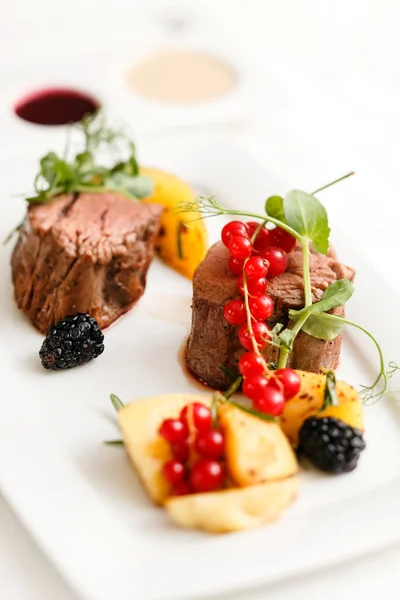 Steak with fresh berries — Stock Photo, Image