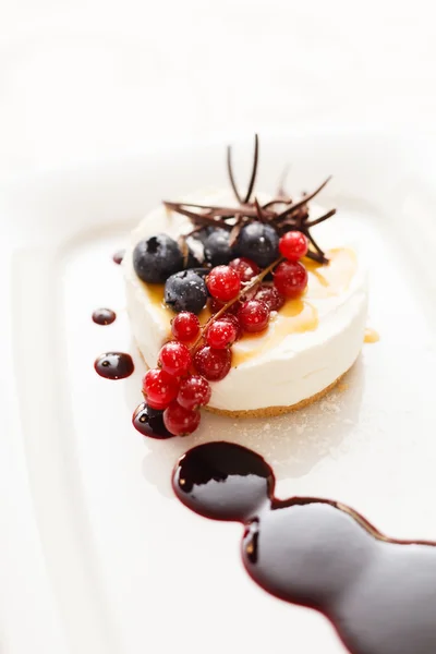 Cheesecake cu fructe de padure — Fotografie, imagine de stoc