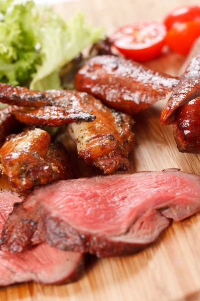 Saucisses sur une planche à découper en bois — Photo