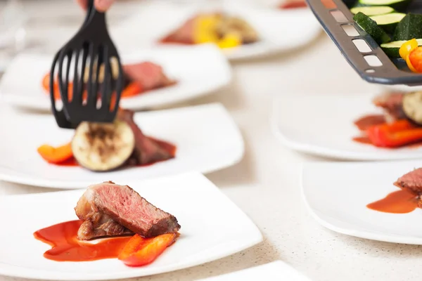 Beef steak with vegetables — Stock Photo, Image