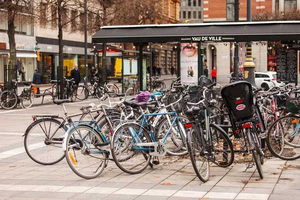 Cyklar parkerade i stockholm — Stockfoto