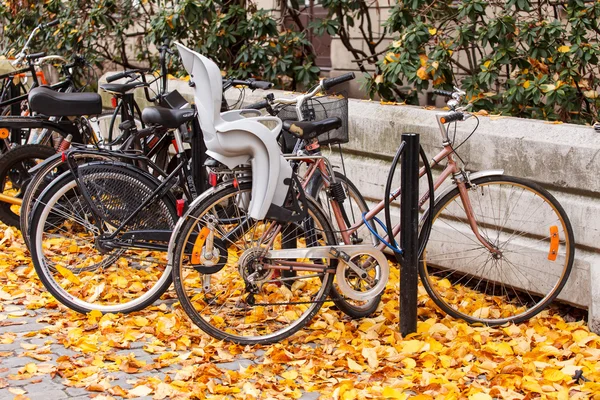 Cyklar parkerade i stockholm — Stockfoto