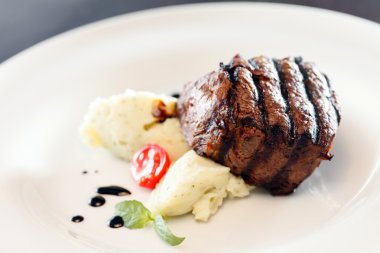 Patates püresiyle biftek.