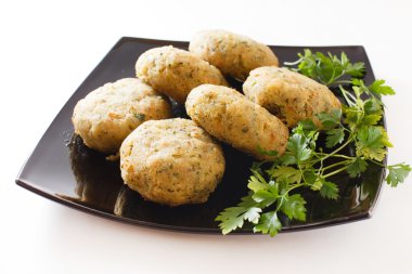 siyah plaka üzerine Beşamel sos