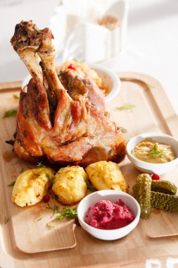 Kızarmış domuz budu.