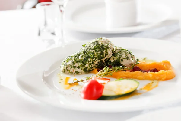 Chicken cutlets with vegetables — Stock Photo, Image