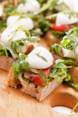 domates, mozzarella ve roka sandviç