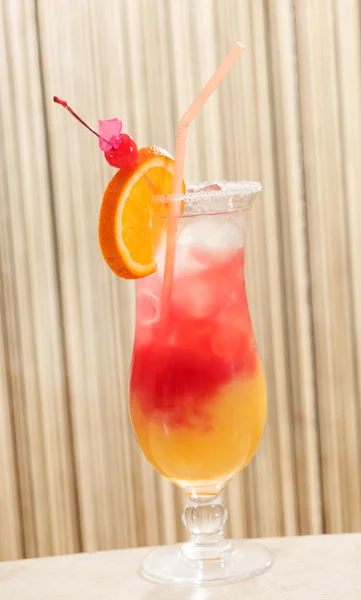 Cocktail mit Orange — Stockfoto