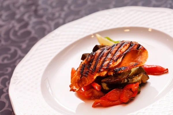 Salmon steak with vegetables — Stock Photo, Image