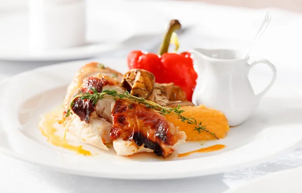 Grilled chicken with vegetables — Stock Photo, Image