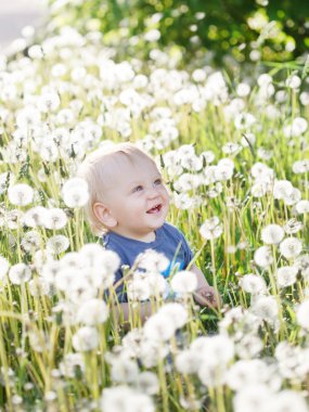küçük yeşil çayır üzerinde oturan oğlu